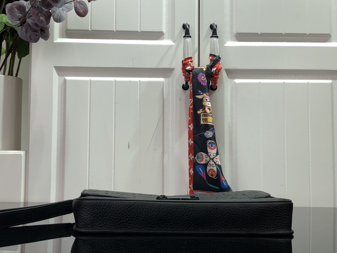 LV S LOCK 4A POUCH M80582