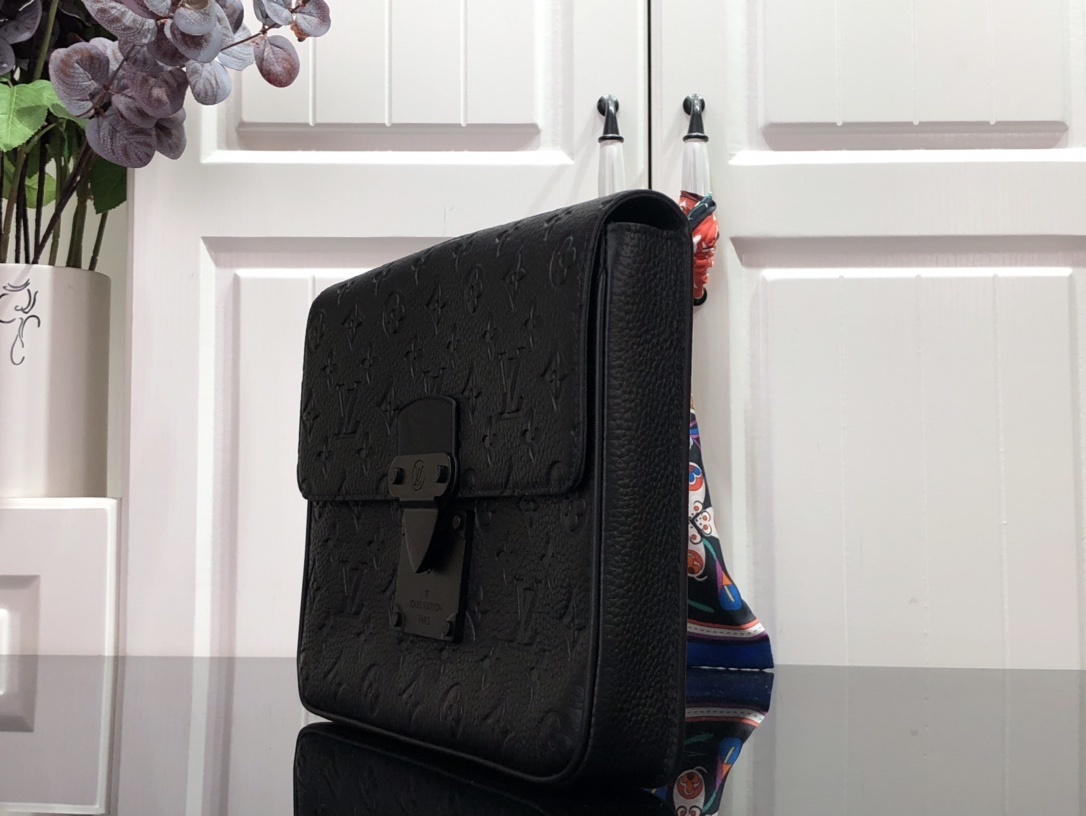 LV S LOCK 4A POUCH M80582
