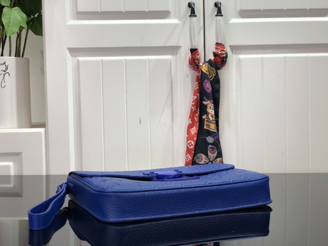 LV S LOCK 4A POUCH M80582