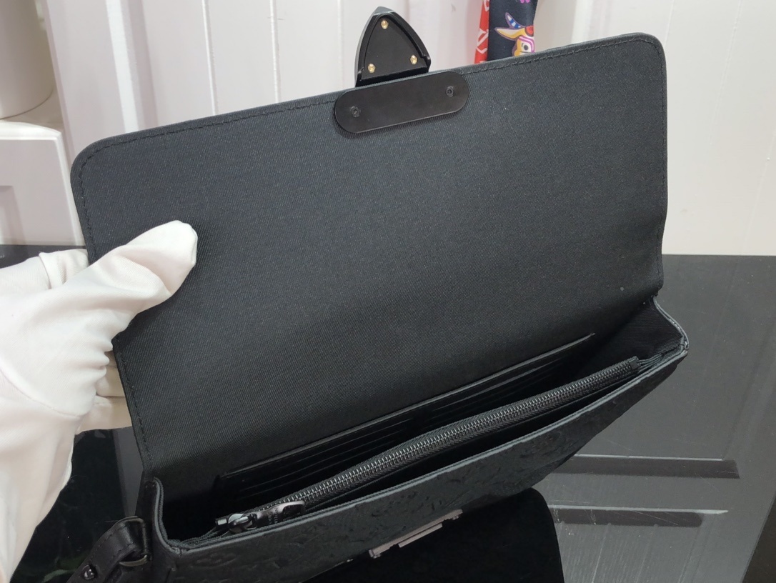 LV S LOCK 4A POUCH M80582