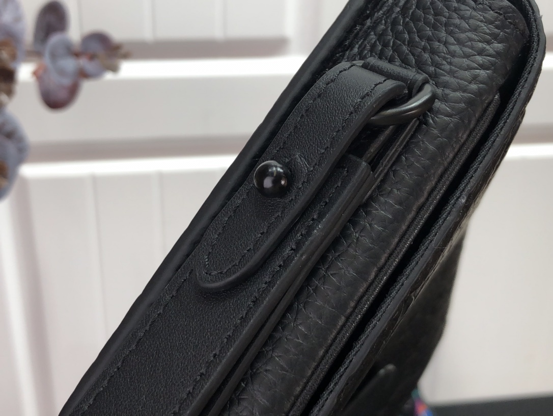 LV S LOCK 4A POUCH M80582