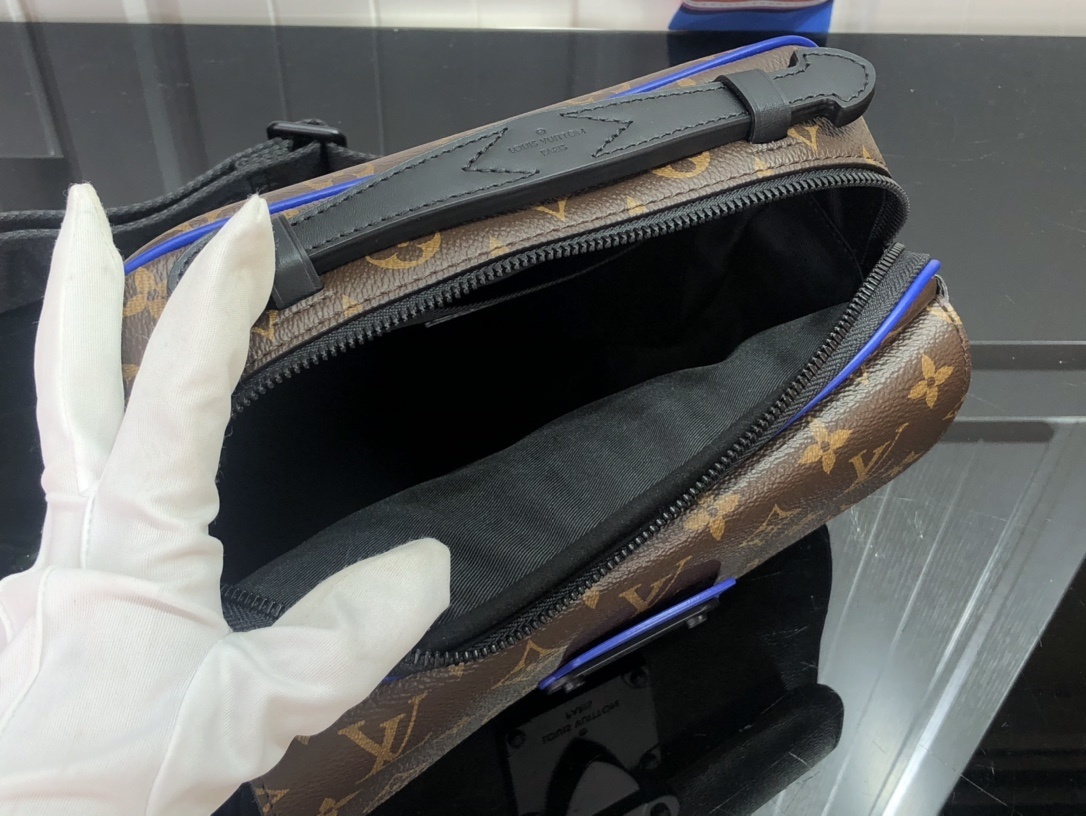 LV S LOCK MESSENGER M45806