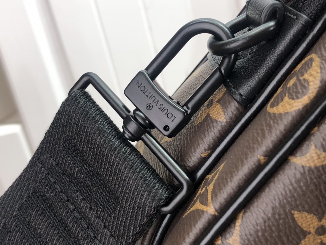 LV S LOCK MESSENGER M45806