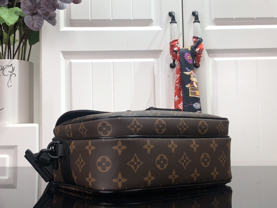 LV S LOCK MESSENGER M45806