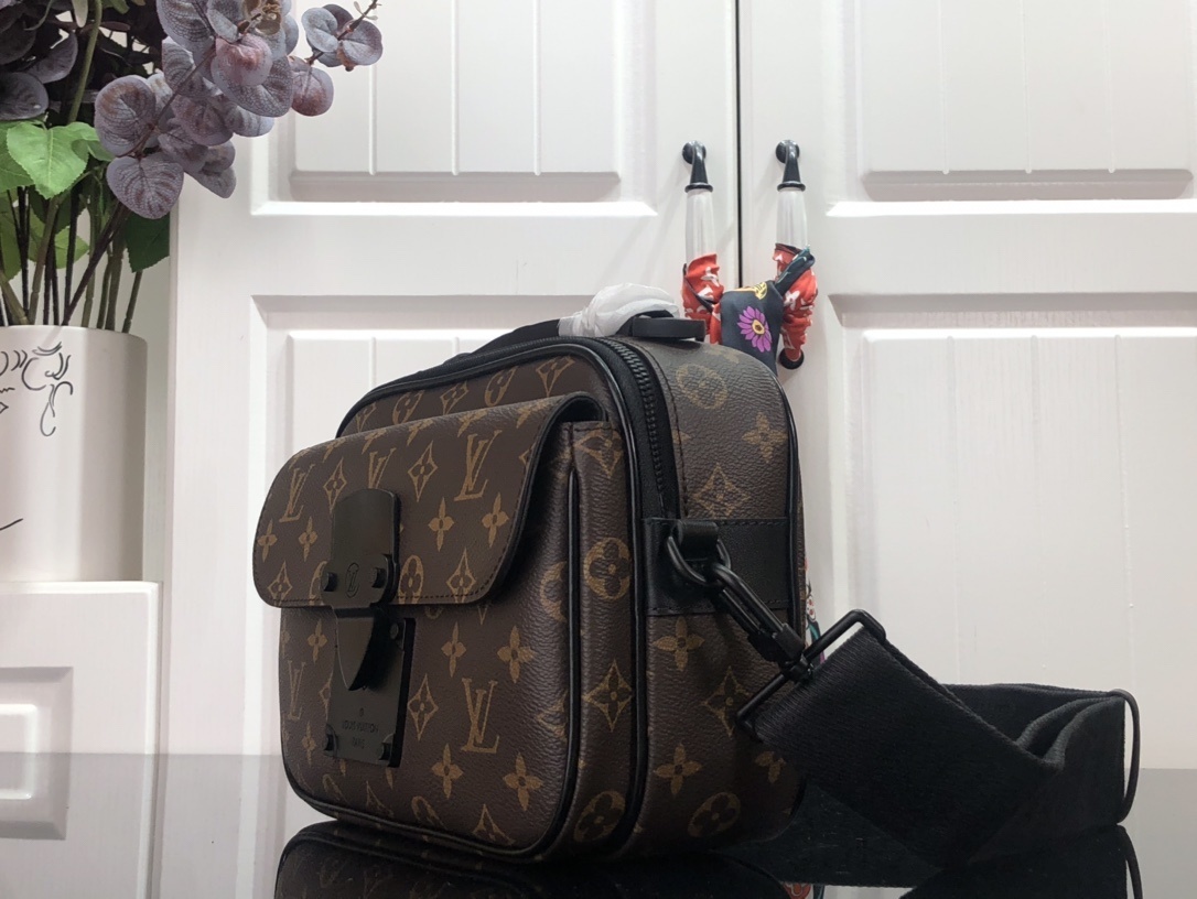 LV S LOCK MESSENGER M45806