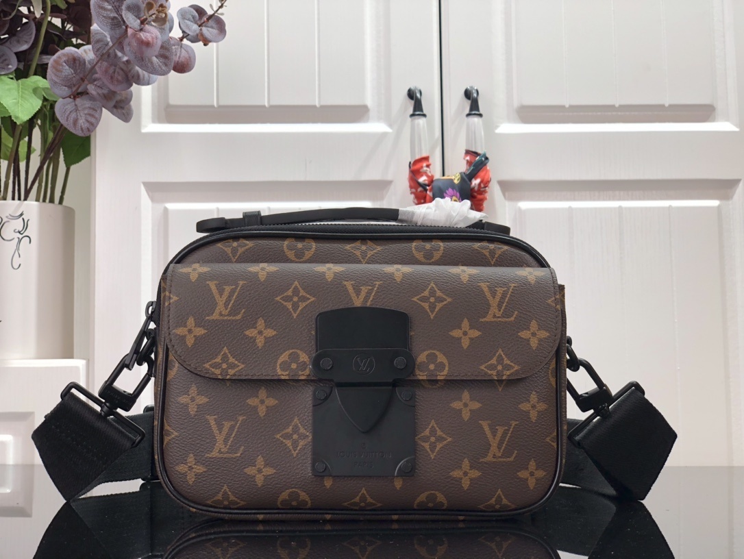 LV S LOCK MESSENGER M45806