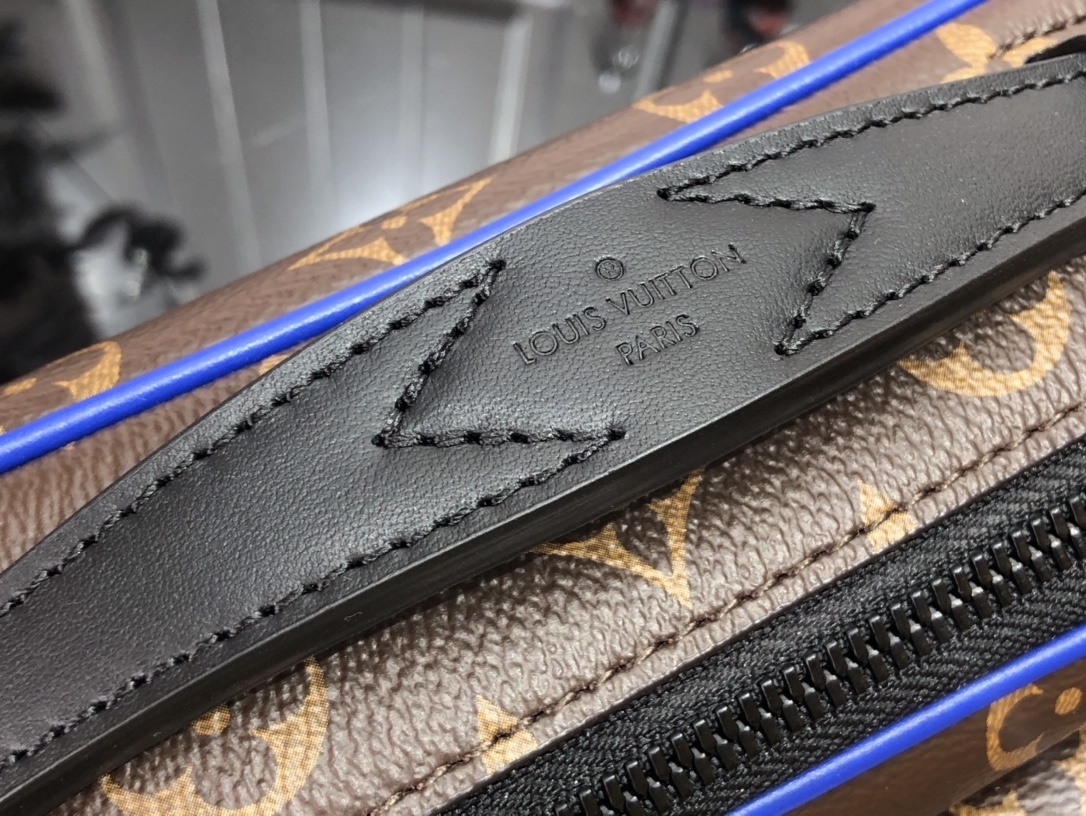 LV S LOCK MESSENGER M45806