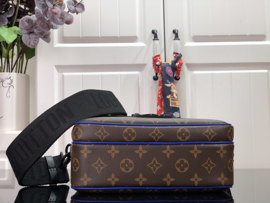 LV S LOCK MESSENGER M45806