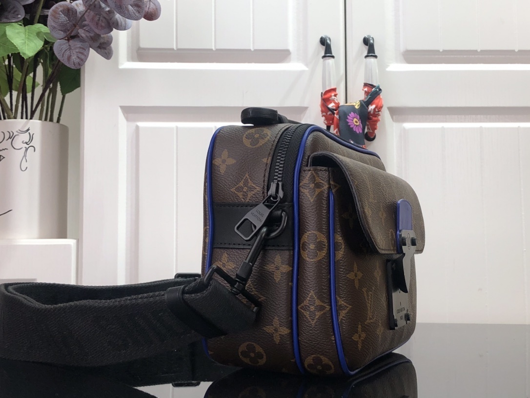 LV S LOCK MESSENGER M45806