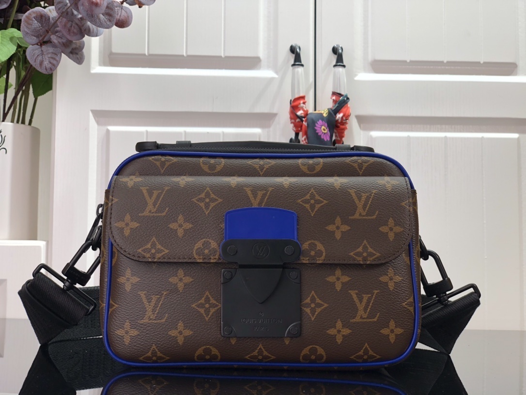 LV S LOCK MESSENGER M45806