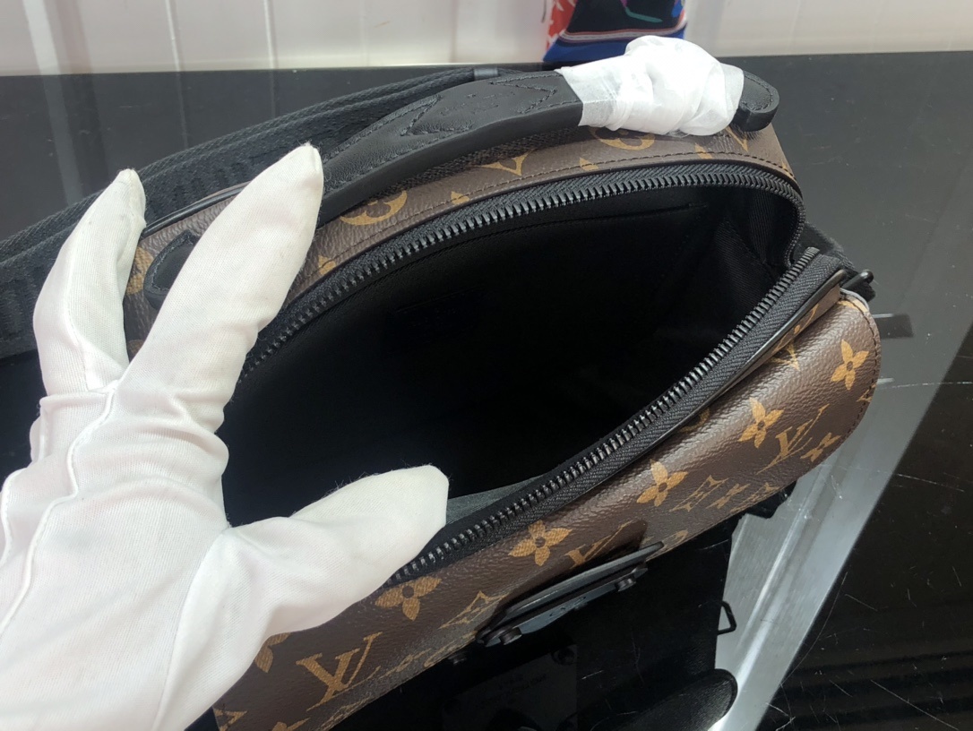 LV S LOCK MESSENGER M45806