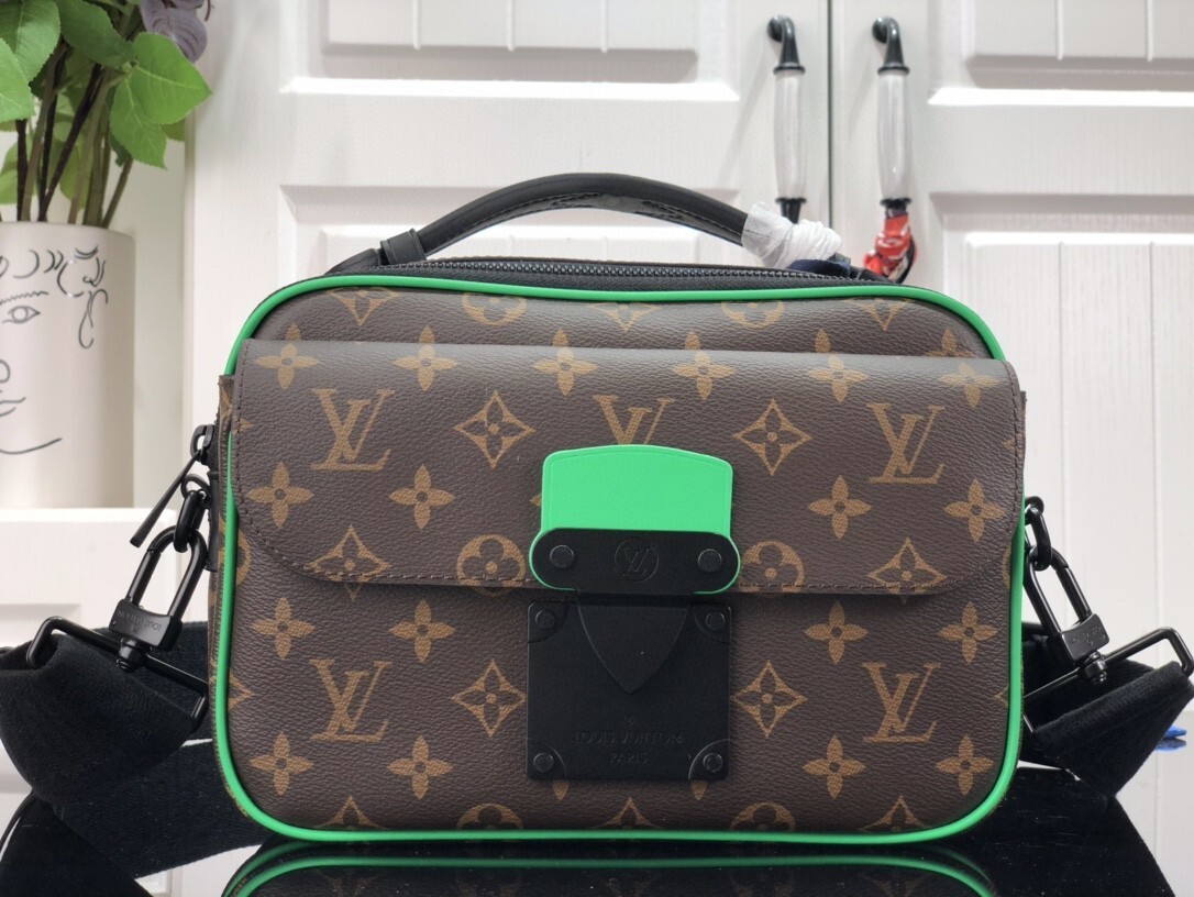 LV S LOCK MESSENGER M46246 
