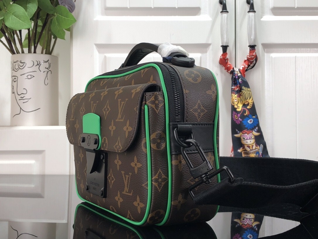 LV S LOCK MESSENGER M46246 