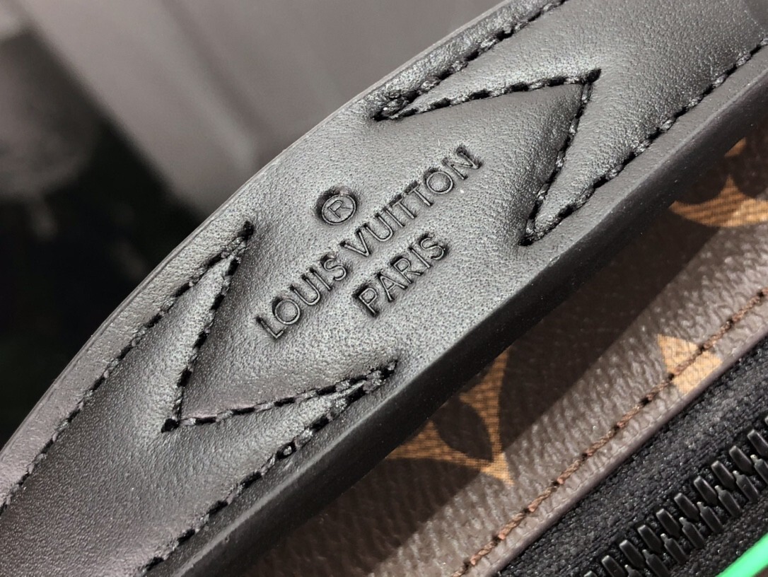 LV S LOCK MESSENGER M46246 