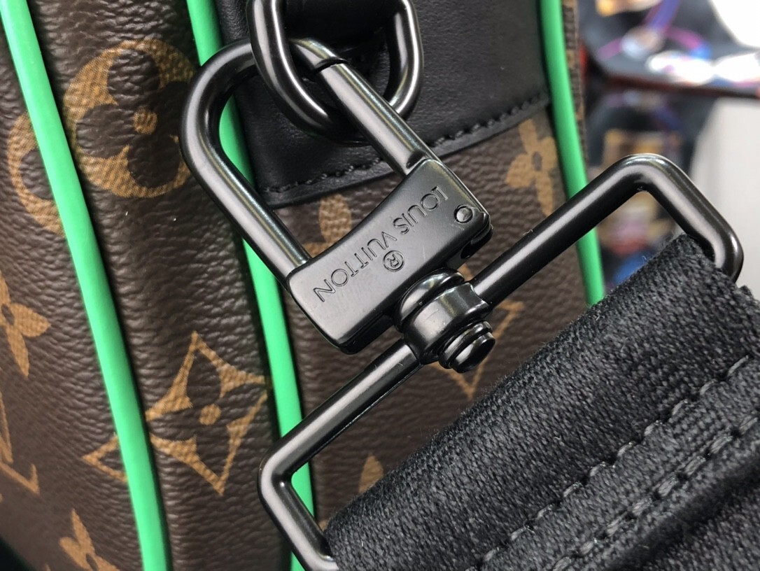 LV S LOCK MESSENGER M46246 