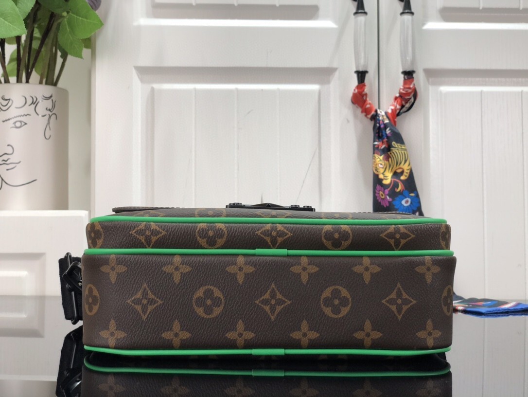 LV S LOCK MESSENGER M46246 