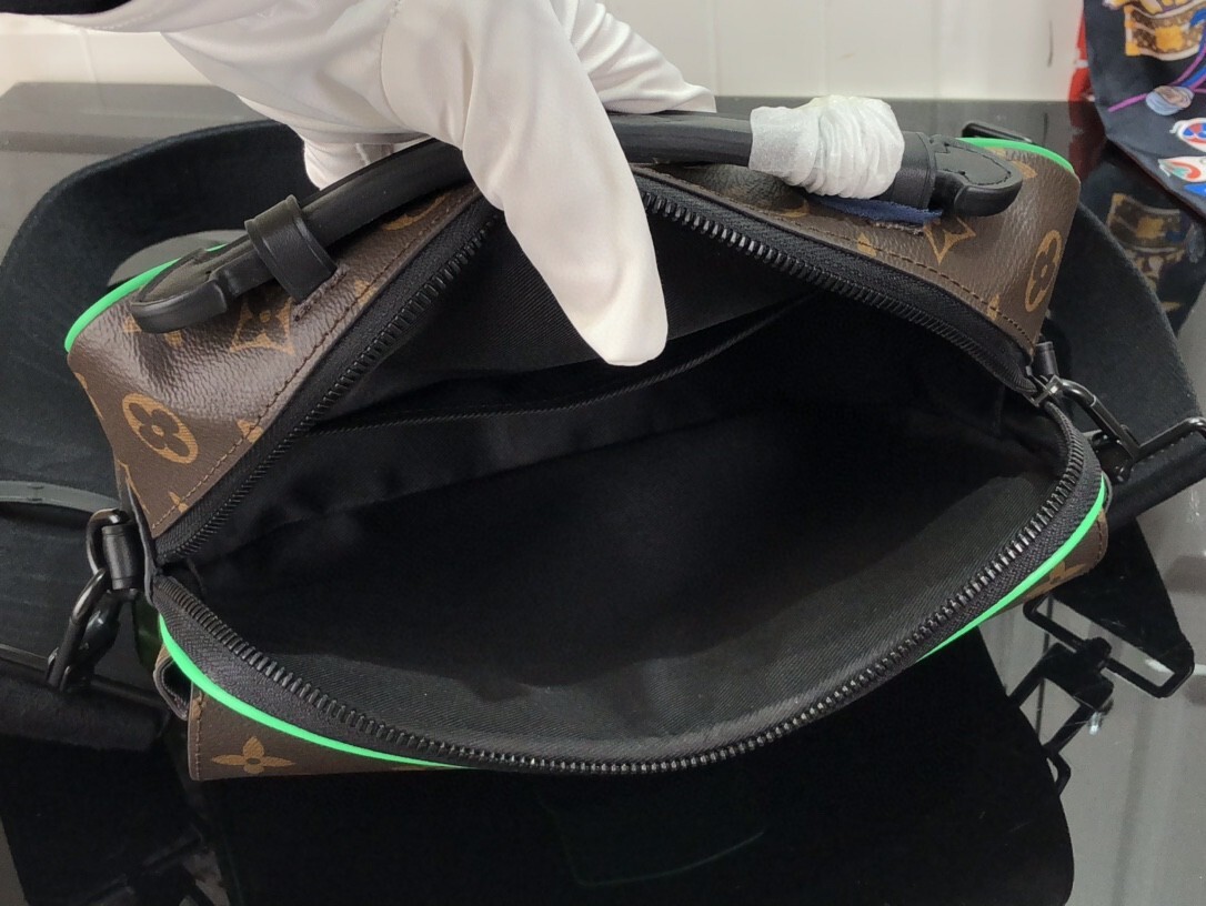 LV S LOCK MESSENGER M46246 