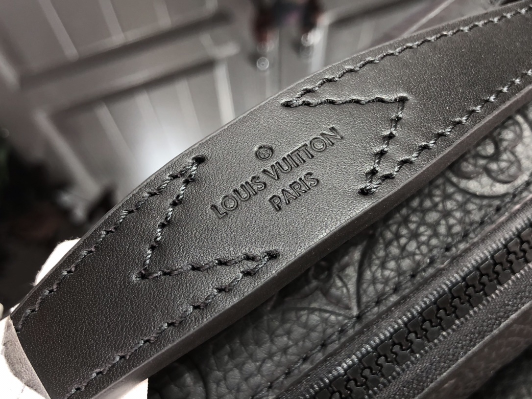 LV S LOCK MESSENGER M58489 