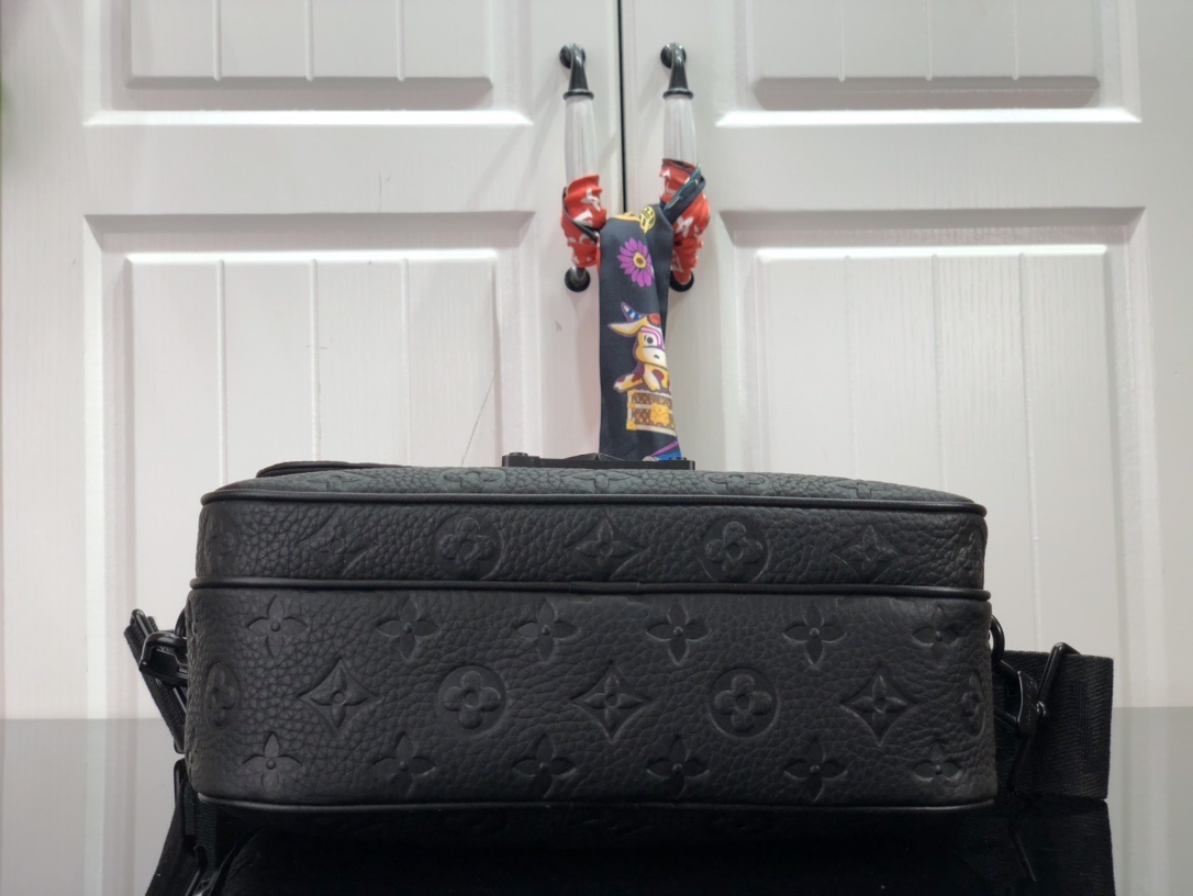 LV S LOCK MESSENGER M58489 