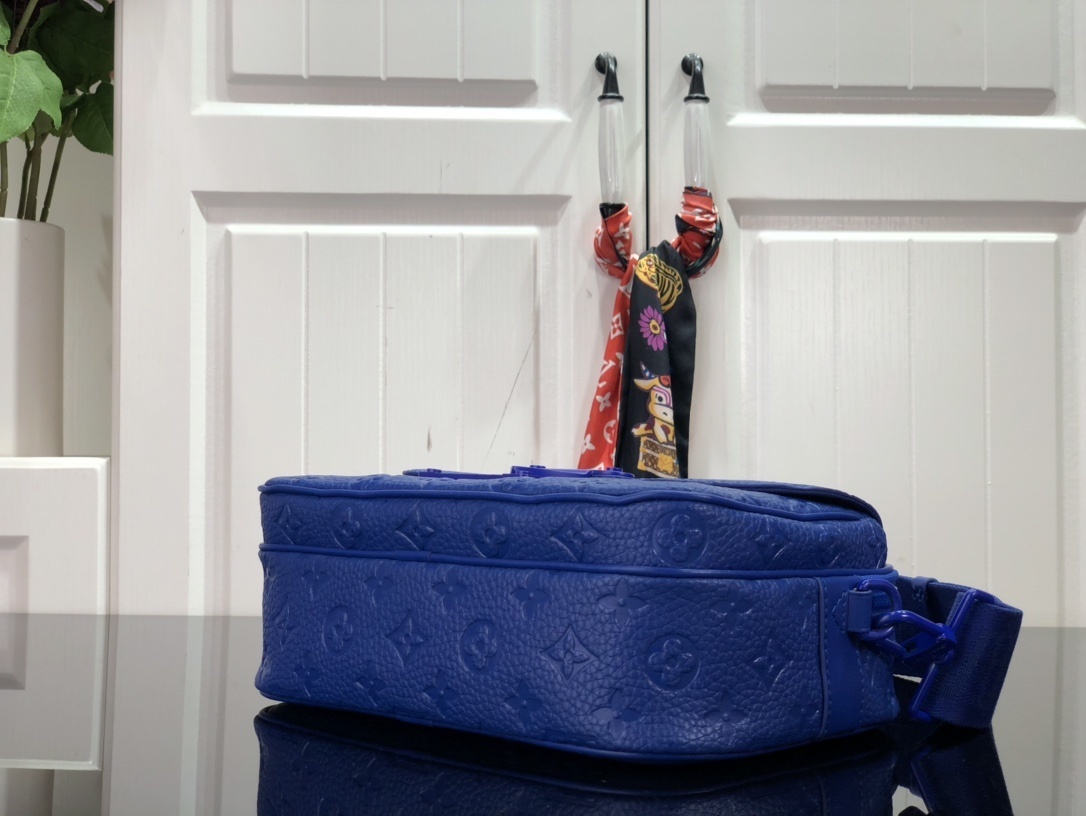 LV S LOCK MESSENGER M58489 