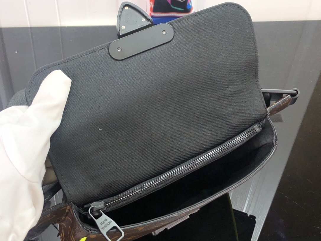LV S LOCK SLING BAG M45807 