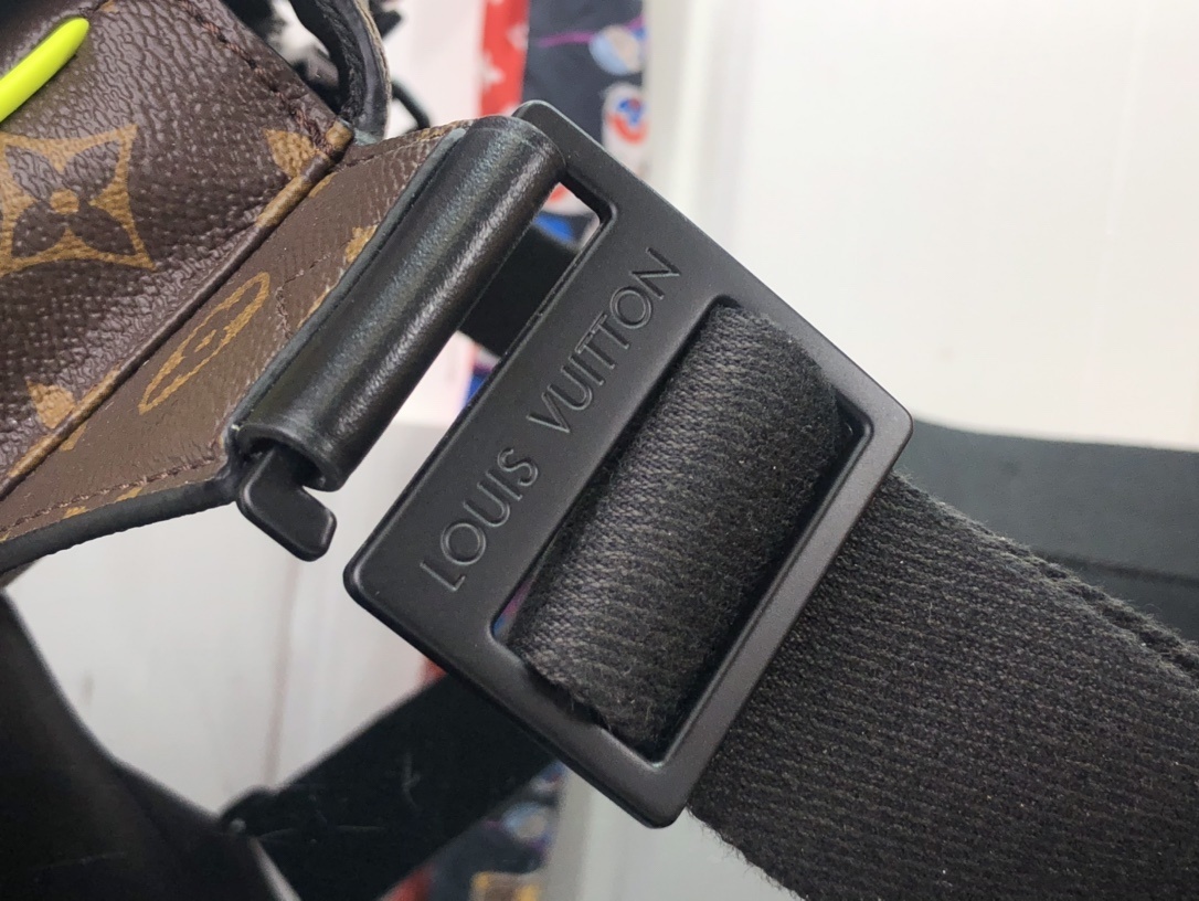 LV S LOCK SLING BAG M45807 