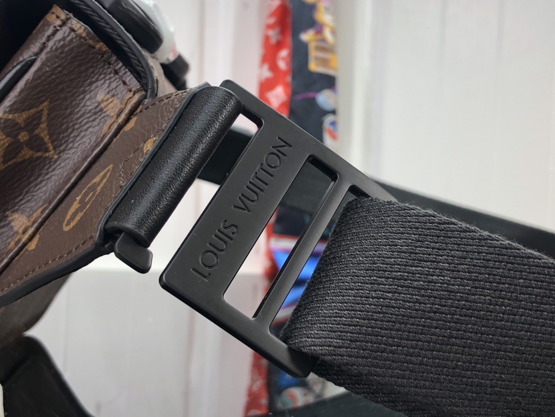 LV S LOCK SLING BAG M45807 