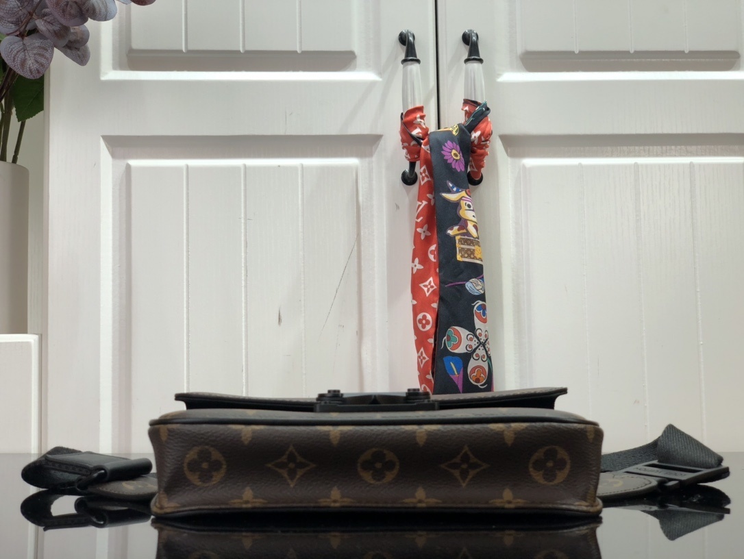 LV S LOCK SLING BAG M45807 