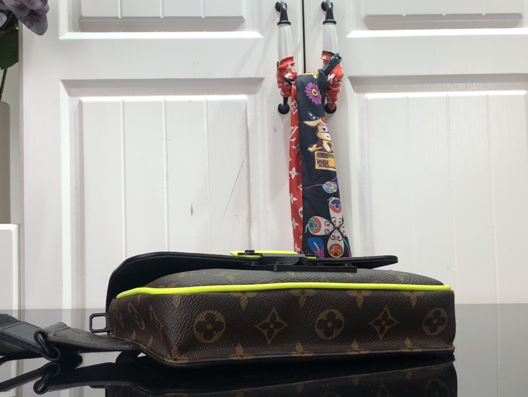 LV S LOCK SLING BAG M45807 