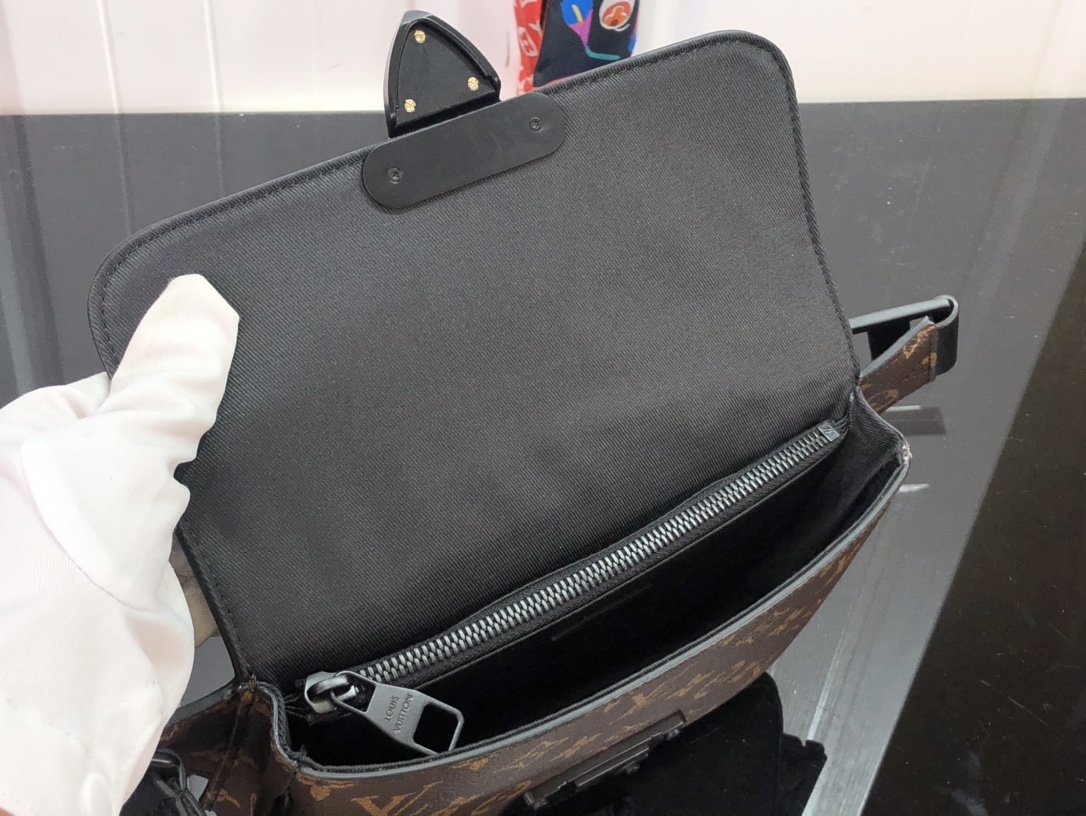 LV S LOCK SLING BAG M45807 