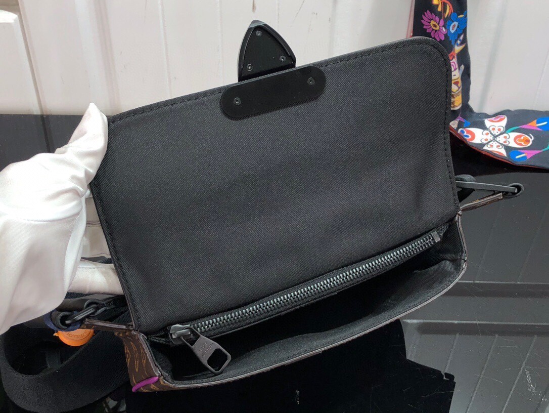 LV S LOCK SLING M46245