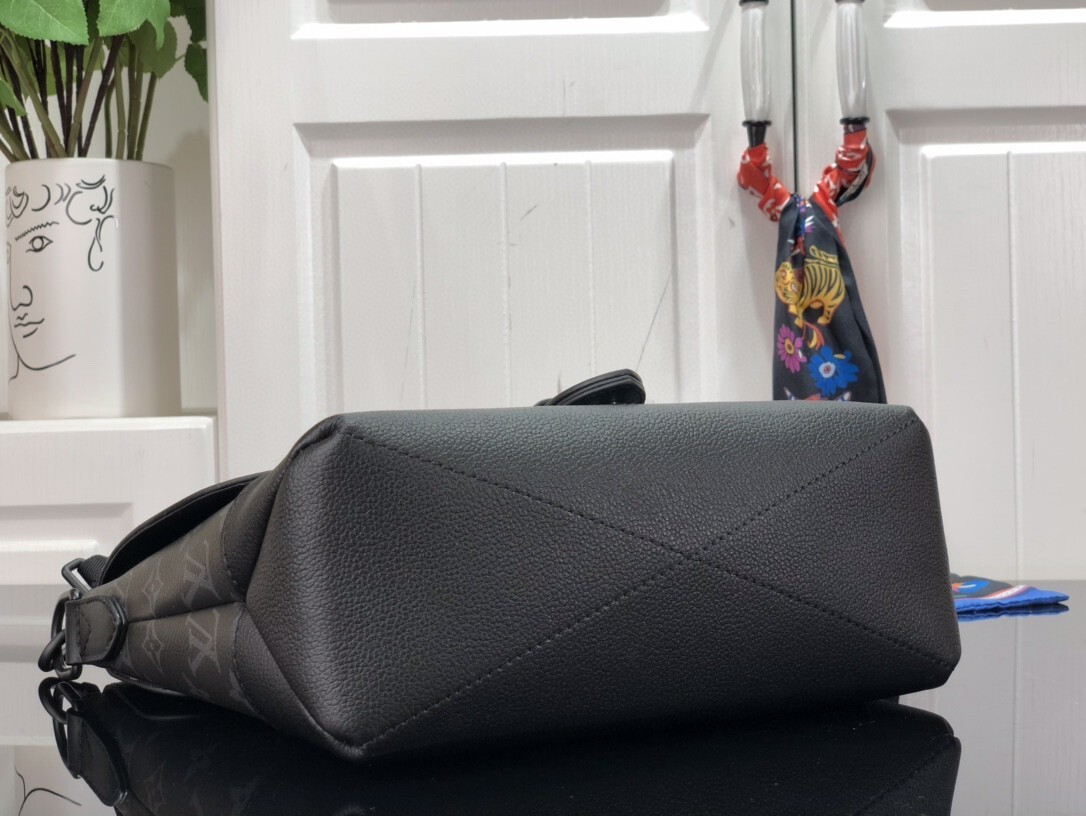 LV SAUMUR MESSENGER M45911