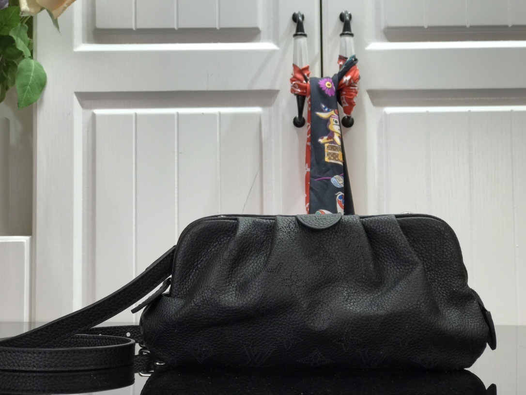 LV SCALA MINI POUCH M80092