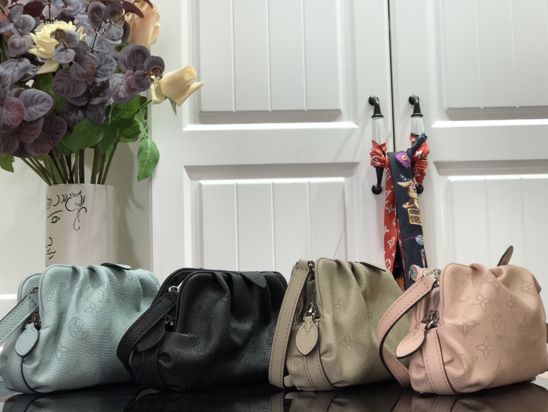 LV SCALA MINI POUCH M80092