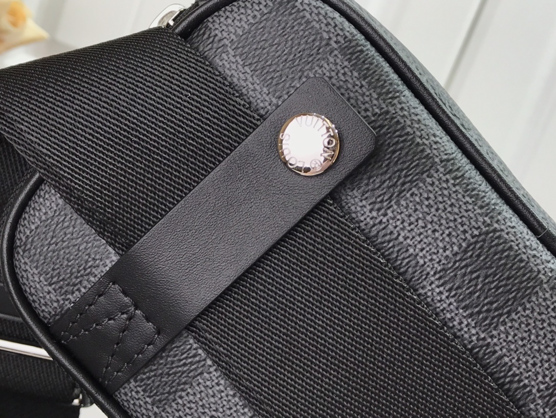 LV SCOTT MESSENGER N50018 