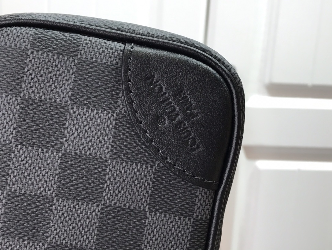 LV SCOTT MESSENGER N50018 