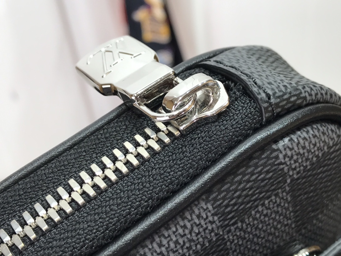 LV SCOTT MESSENGER N50018 