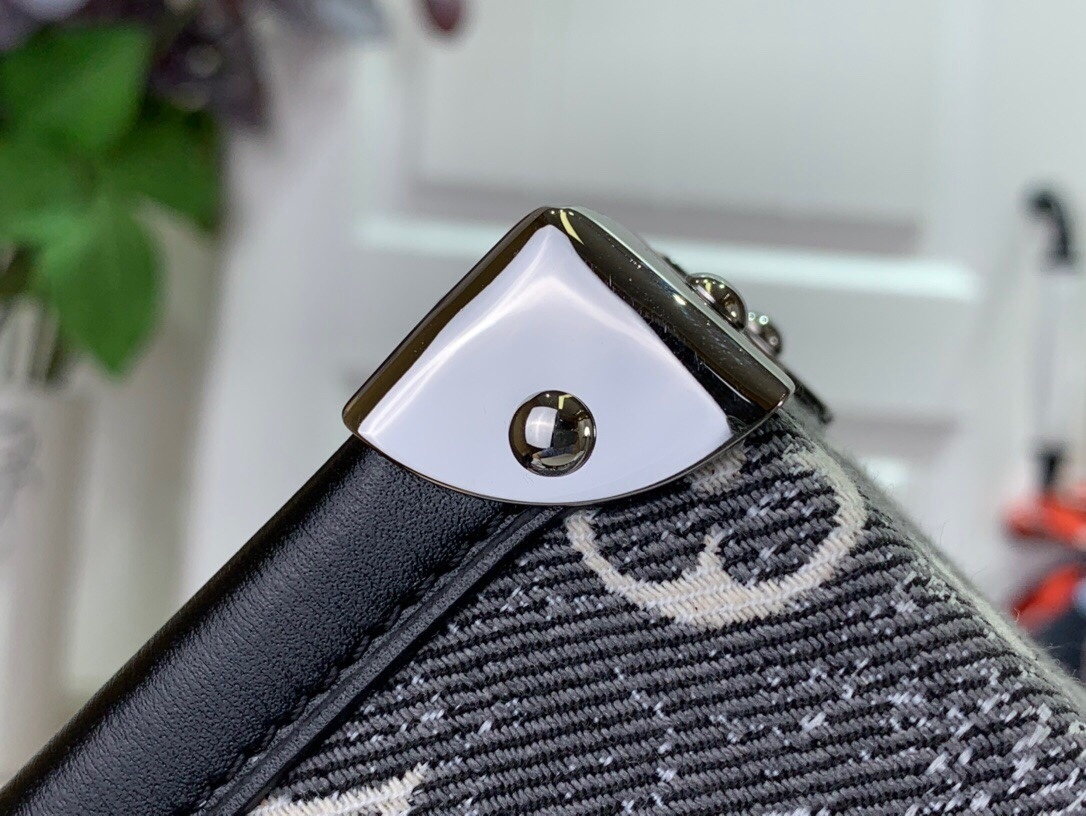 LV Should bag m21462 