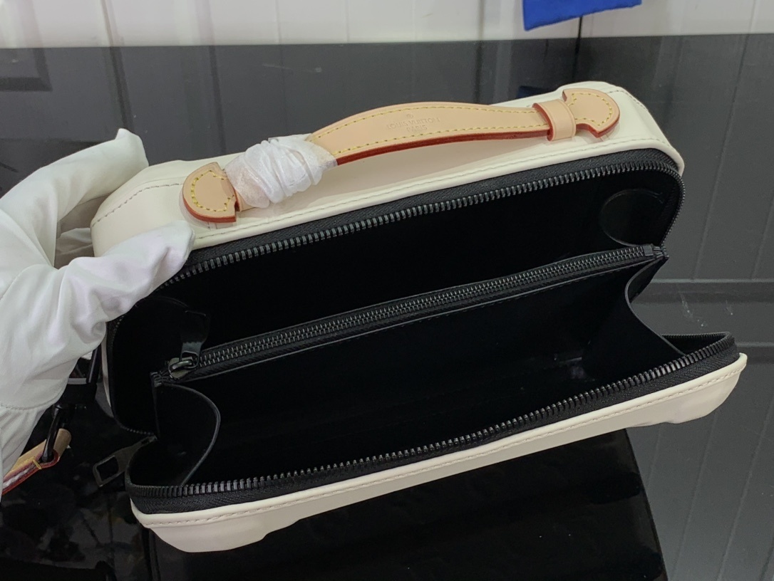 LV Should bag m21935 