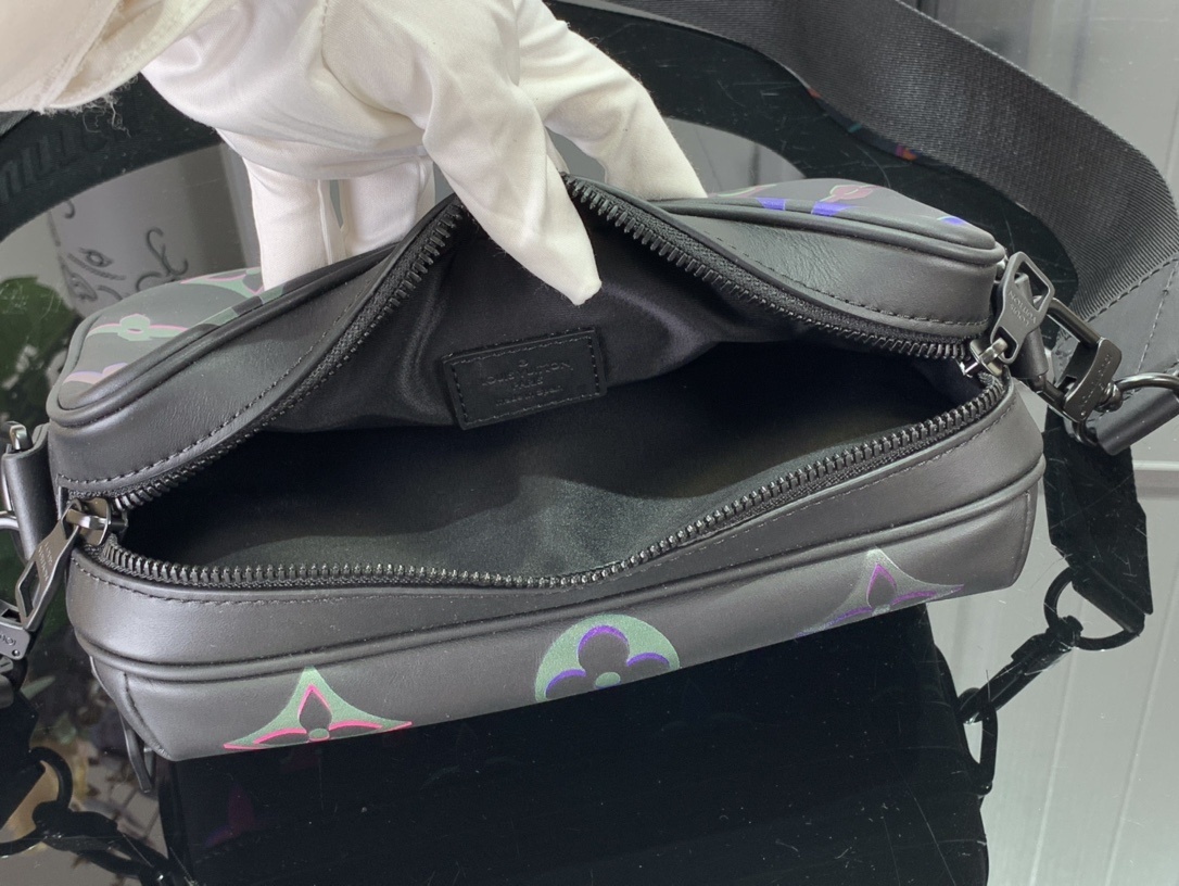 LV Should bag m22495 