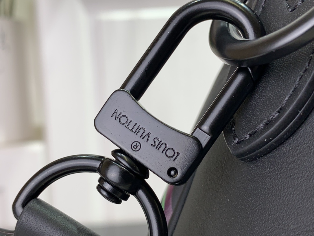 LV Should bag m22495 