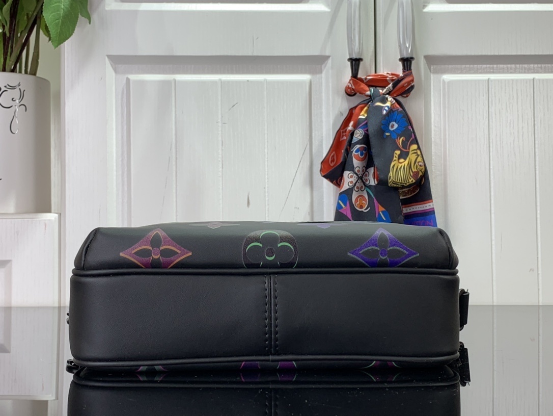 LV Should bag m22495 