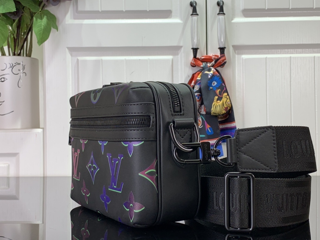 LV Should bag m22495 