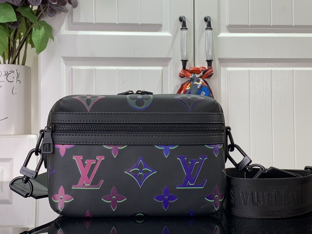 LV Should bag m22495 