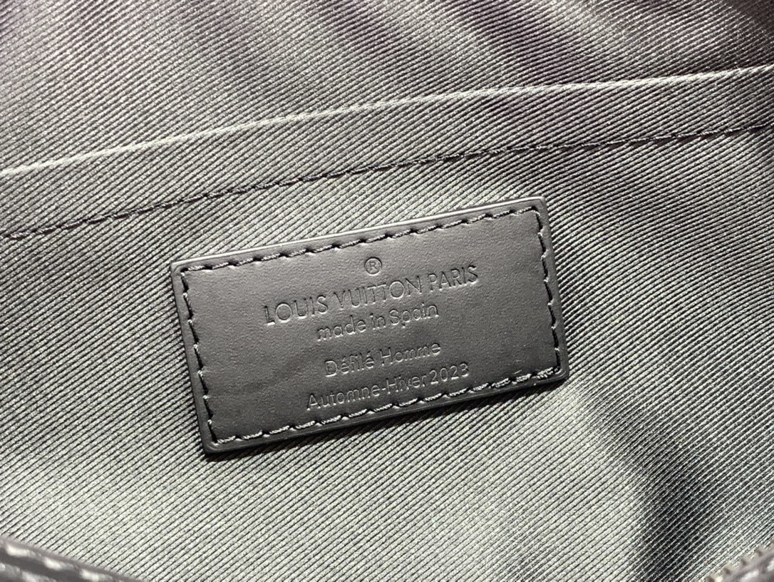 LV Should bag m23092