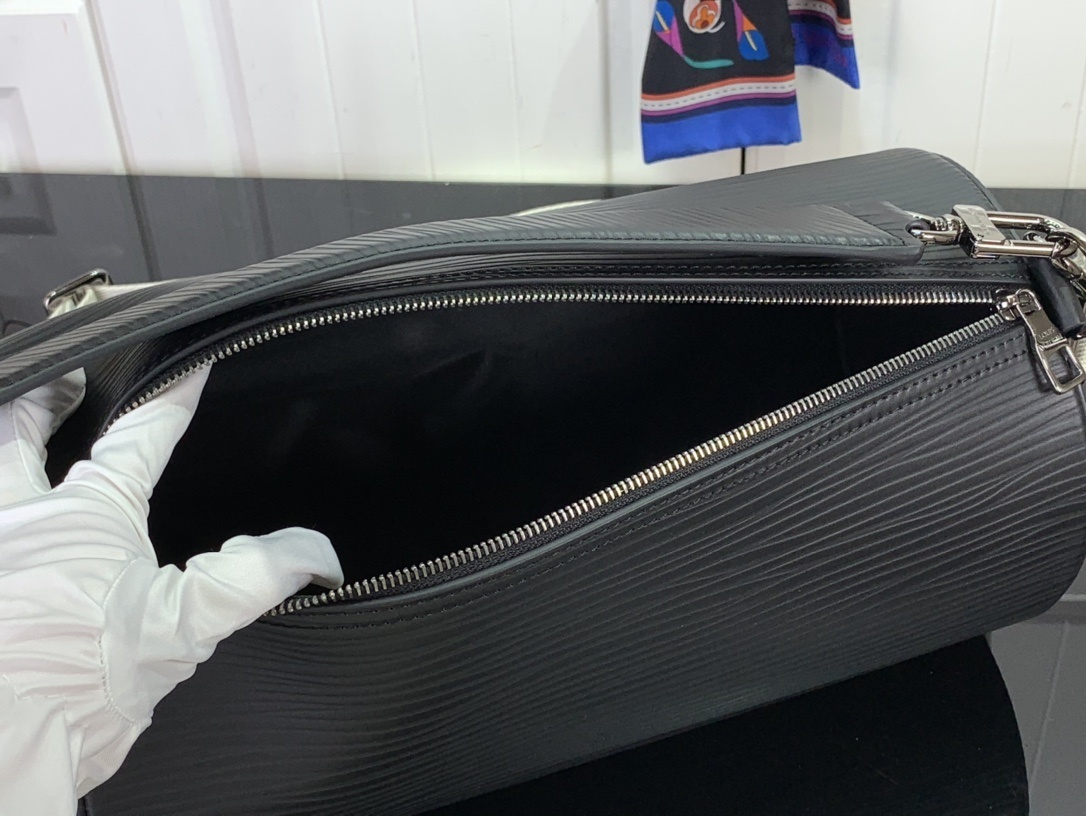 LV Should bag m23092