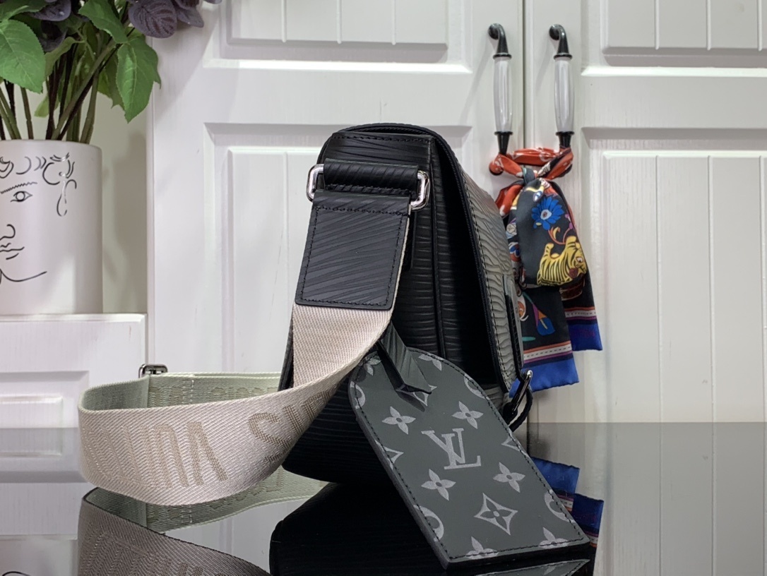 LV Should bag M23097 