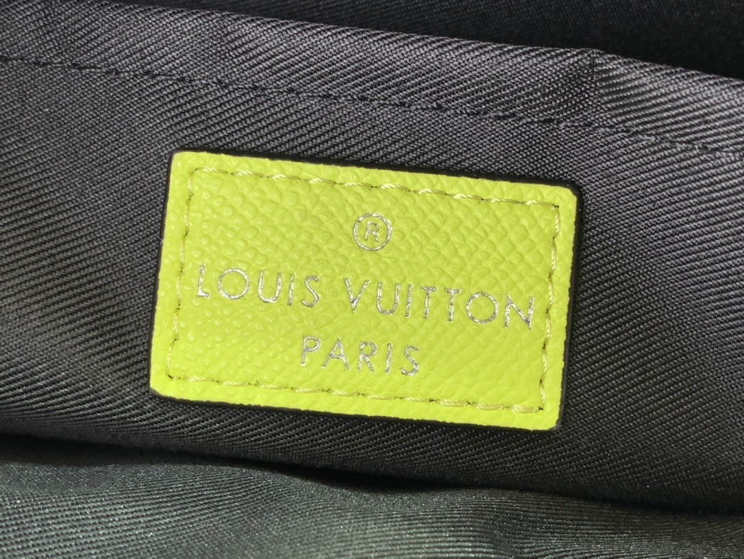 LV Should bag m30943