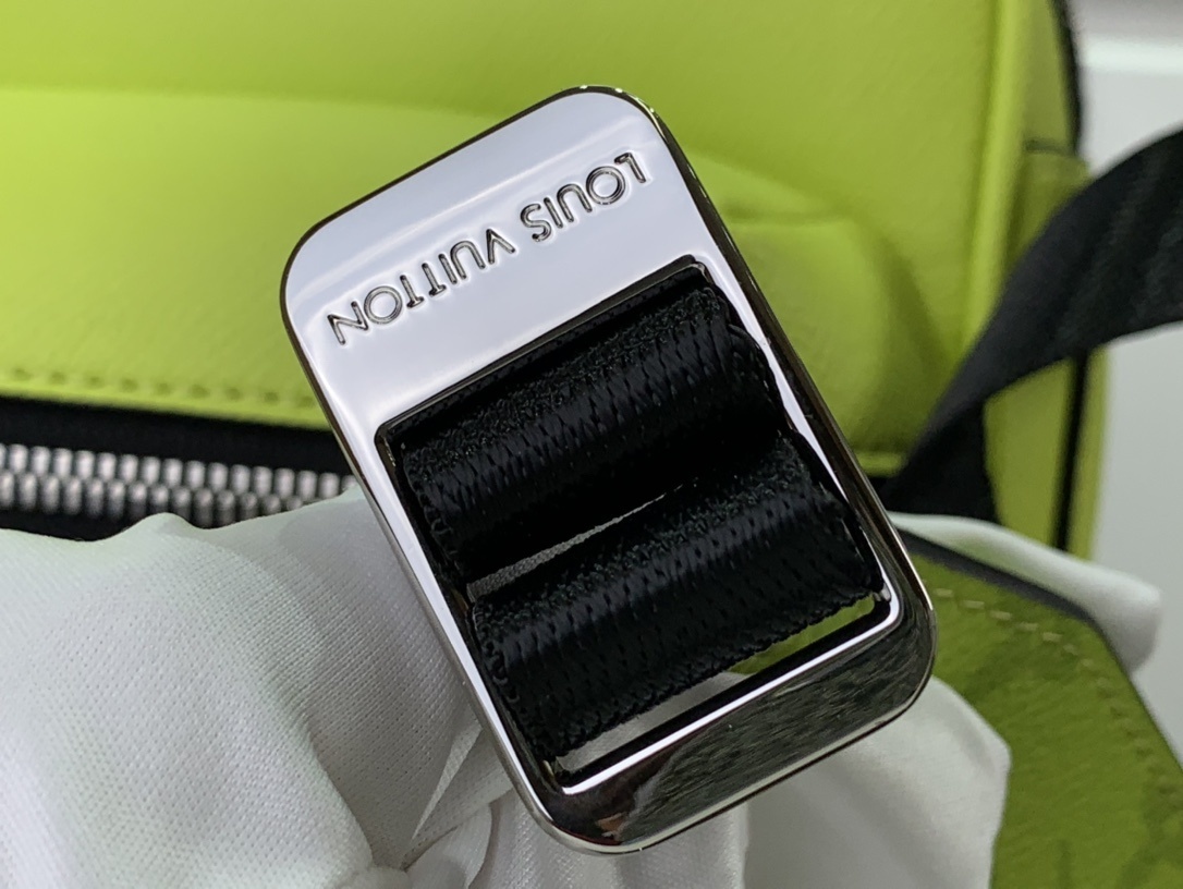 LV Should bag m30943