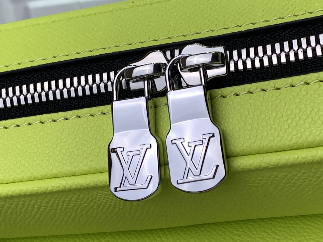 LV Should bag m30943